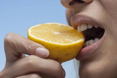 Болять зуби від гарячого та холодного, що робити: чому виникає зубний біль, коли людина пє солодке, від холоду і після лимона