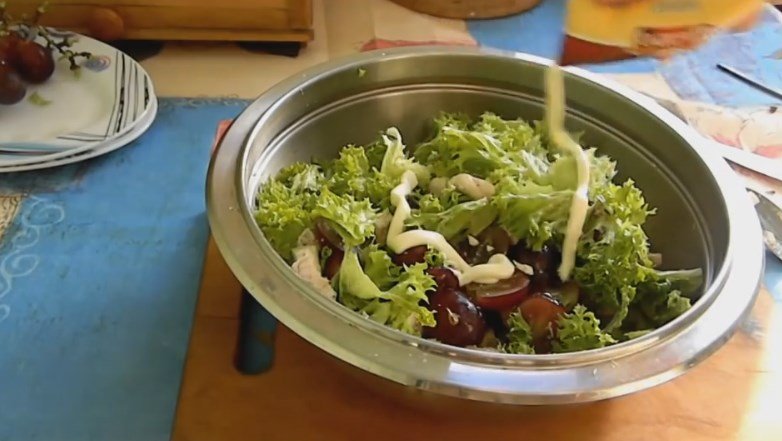 Салати з виноградом і куркою — 6 смачних рецептів