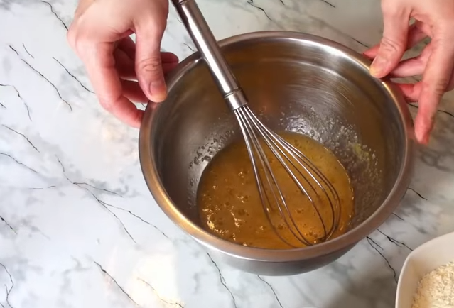 7 рецептів тонких млинців з дірочками на кефірі