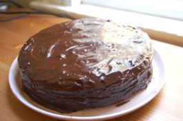 Торт на сковороді з заварним кремом – 7 рецептів