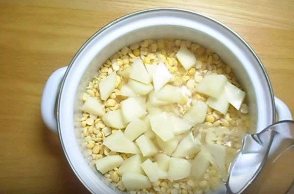 Покрокові рецепти горохового супу. Як його варити з копченостями?