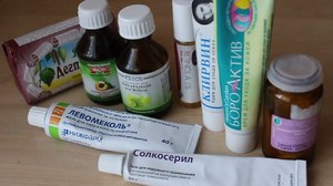 Аптечні препарати: мазі, таблетки і пілінги, засоби для омолодження особи