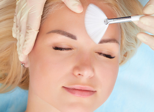 Атравматична чистка шкіри обличчя: етапи процедури, її переваги і недоліки, відгуки пацієнтів