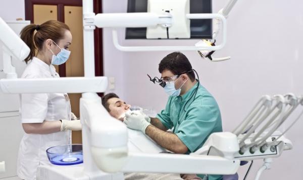 Карієс між передніми зубами: методи лікування міжзубних поразок, як лікувати захворювання запущене вигляді