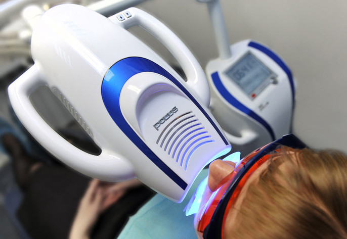 Відбілювання зубів системою Zoom – освітлення емалі зубів фотоотбеливанием