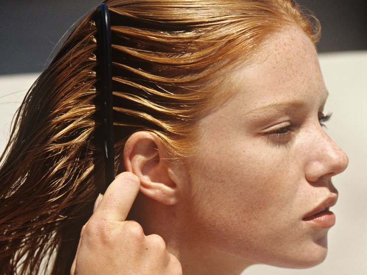 Чим мити голову, щоб волосся не жирнели: огляд доглядає косметики для волосся