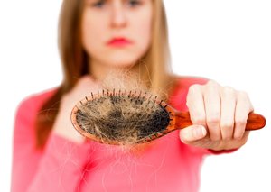 Що робити якщо лізуть волосся: правила догляду, які потрібно приймати вітаміни