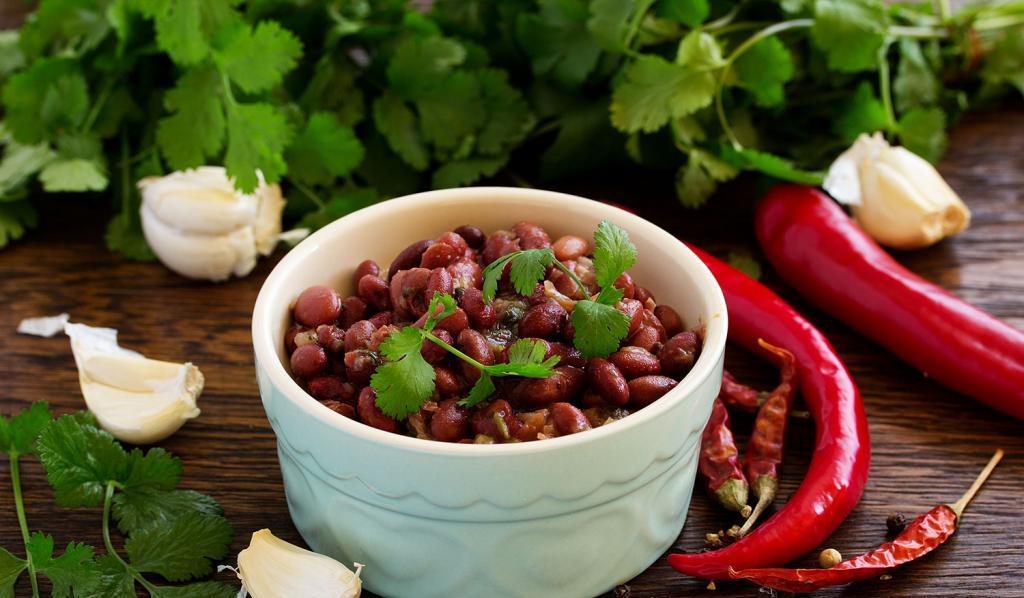 Що можна приготувати з консервованої червоної квасолі: рецепти салатів, перших і других страв