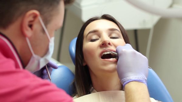 Карієс збоку зуба: бічний і його лікування, як лікують поразку на зубах біля десни