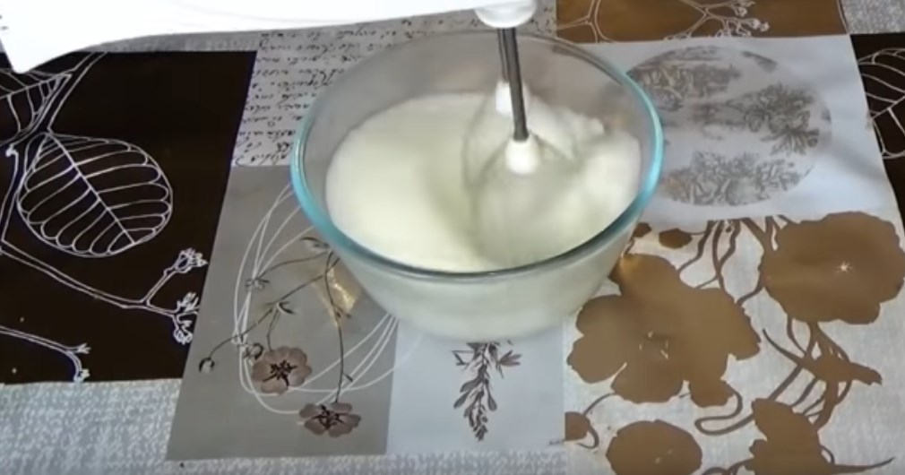 Як зробити крем для прикраси торта, який тримає форму