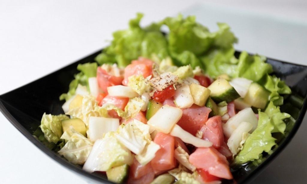 Дієтичний салат з пекінської капусти: варіанти і рецепти приготування