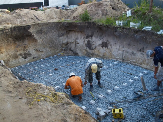 Як правильно залити басейн бетоном, бетонування басейну Басейн з бетону, бетонний басейн своїми руками