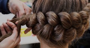Грецька коса на середні і довгі волосся: види плетіння, як заплести, куди носити