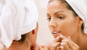 Як позбутися від прищів і чорних крапок на обличчі: народне і медикаментозне лікування