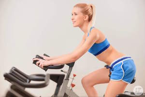 Як правильно можна займатися на велотренажері для ефективного схуднення