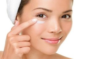 Як правильно доглядати за шкірою навколо очей: особливості догляду за шкірою під очима