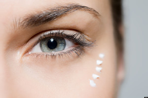 Як правильно доглядати за шкірою навколо очей: особливості догляду за шкірою під очима