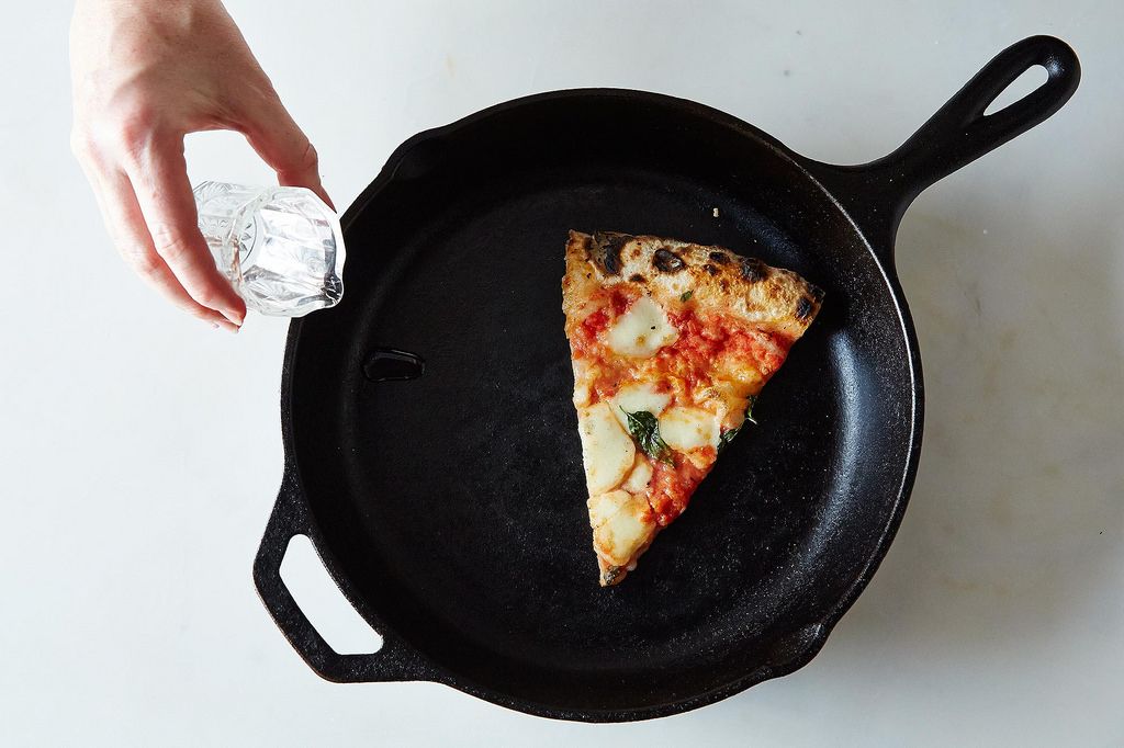 Як розігріти піцу в духовці і мікрохвильовій печі