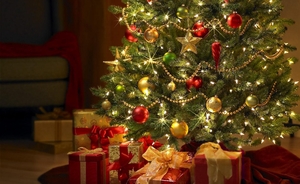 Як прикрасити ялинку: новорічний декор з стрічок, прикраси та іграшки своїми руками