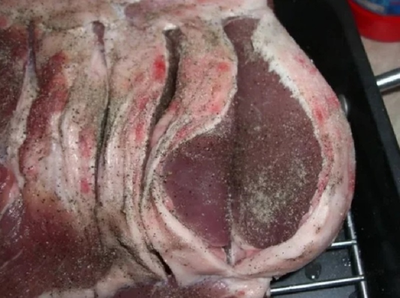 Як запекти свинину в рукаві