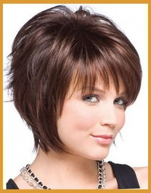 Каскад на короткі волосся: варіації і способи укладання жіночої зачіски, особливості стрижки з чубчиком і без