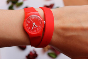 Червоні і рожеві години: з чим їх краще носити і поради по поєднанню різнокольорових елементів в одязі