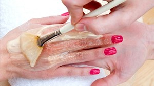 Маски для рук: застосування в домашніх умовах, живильні і зволожуючі засоби для сухої шкіри