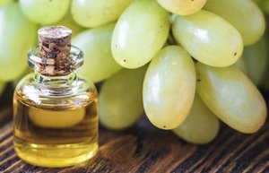 Масло виноградної кісточки для особи: властивості і способи застосування, рецепти масок, відгуки