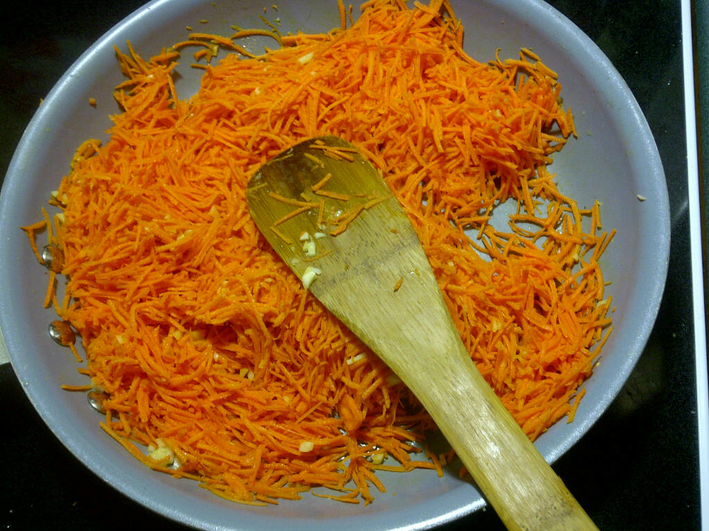 Морква з сиром і часником: рецепт салату, підготовка продуктів