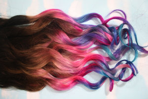 Особливості фарбування рожевою фарбою для волосся, як пофарбуватись самостійно колір рожеве золото