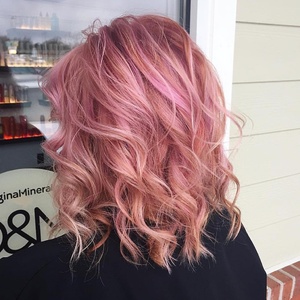 Особливості фарбування рожевою фарбою для волосся, як пофарбуватись самостійно колір рожеве золото