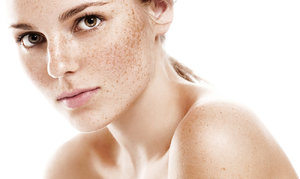 Відбілюючий крем для обличчя від пігментних плям: перелік, правила застосування, поєднання з іншою косметикою