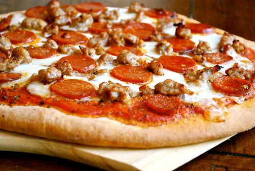 Піца з мисливськими ковбасками: рецепт приготування з фото, види начинки, поради та рекомендації