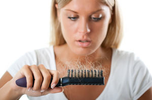 Чому випадає волосся у жінок: причини та способи боротьби, лікування облисіння народними методами