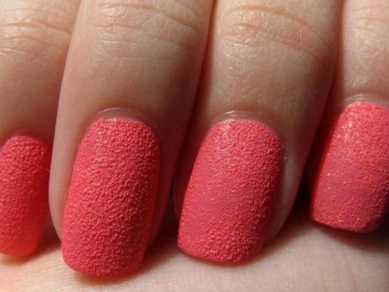 Рекомендації, як зробити на нігтях цукровий дизайн пісочної пудрою: виконання текстурного манікюру