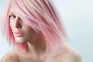 Рожевий колір волосся: яким дівчатам йде, як домогтися і правильно вибрати незвичайний відтінок