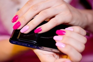 Рожевий дизайн нігтів: як підібрати тон лаку і стиль для манікюру