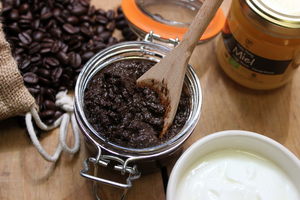 Скраб з кавової гущі в домашніх умовах: користь і шкода, рецепти