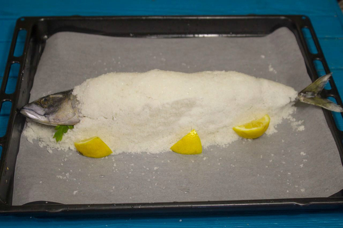 Скумбрія, запечена з кілограмом солі: Простий покроковий рецепт