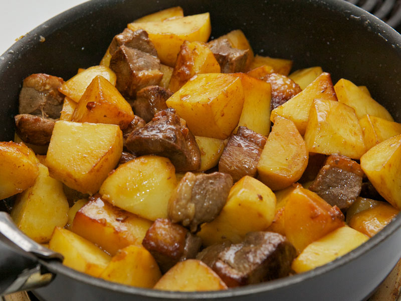 Тушкована картопля з мясом у скороварці: найкращі рецепти