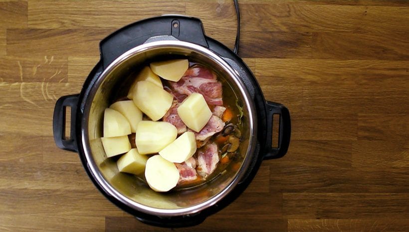 Тушкована картопля з мясом у скороварці: найкращі рецепти