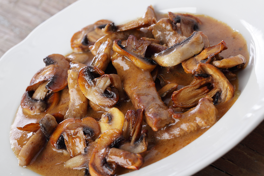 Тушковане мясо з грибами в сметані: рецепт і спосіб приготування