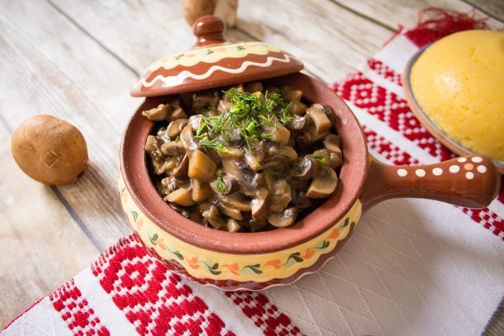 Тушковане мясо з грибами в сметані: рецепт і спосіб приготування