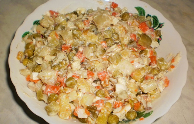Смачний салат типу олівє