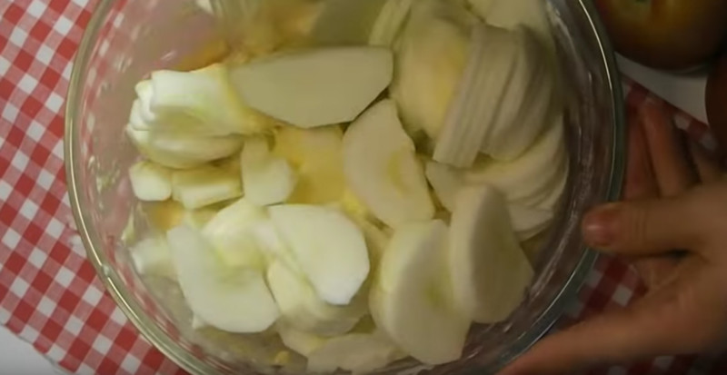 Пишна шарлотка з яблуками в духовці – прості і смачні рецепти