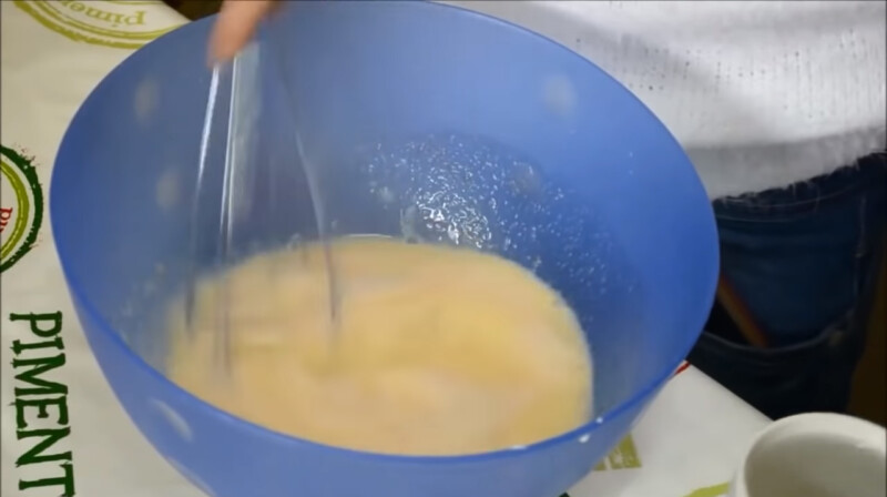Тонкі млинці на молоці з дірочками – рецепти смачних і ажурних млинців