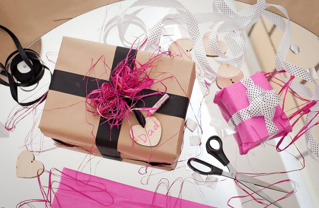 10 способів красиво і незвично упакувати подарунок своїми руками