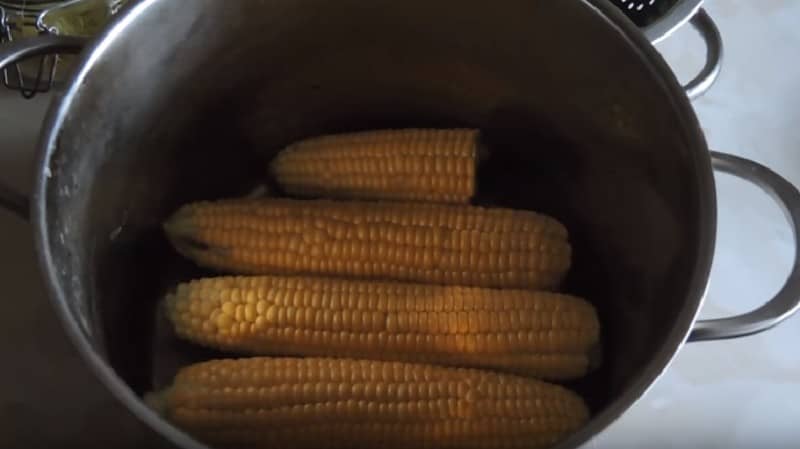 Як правильно варити кукурудзу в качанах і без качанів в каструлі?