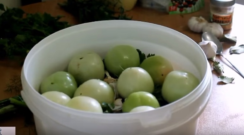Мариновані зелені помідори на зиму – 7 простих рецептів