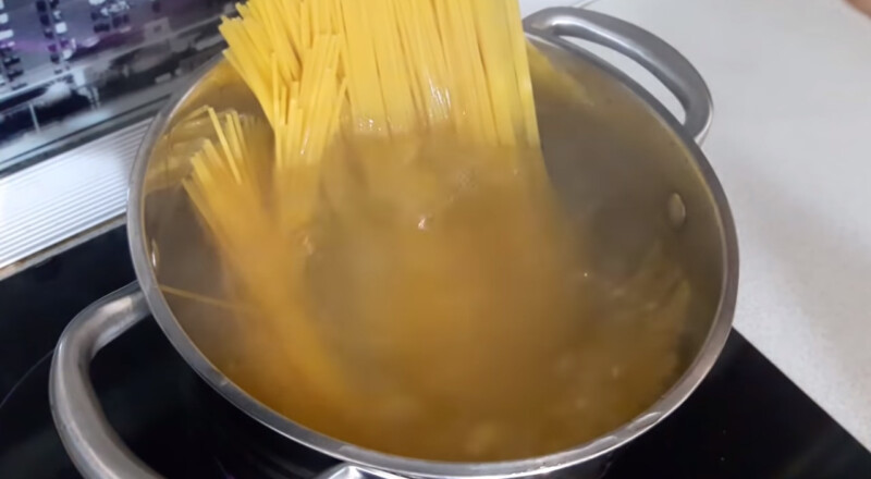 Спагетті з креветками у вершковому соусі. Як приготувати вершковий соус для спагетті?